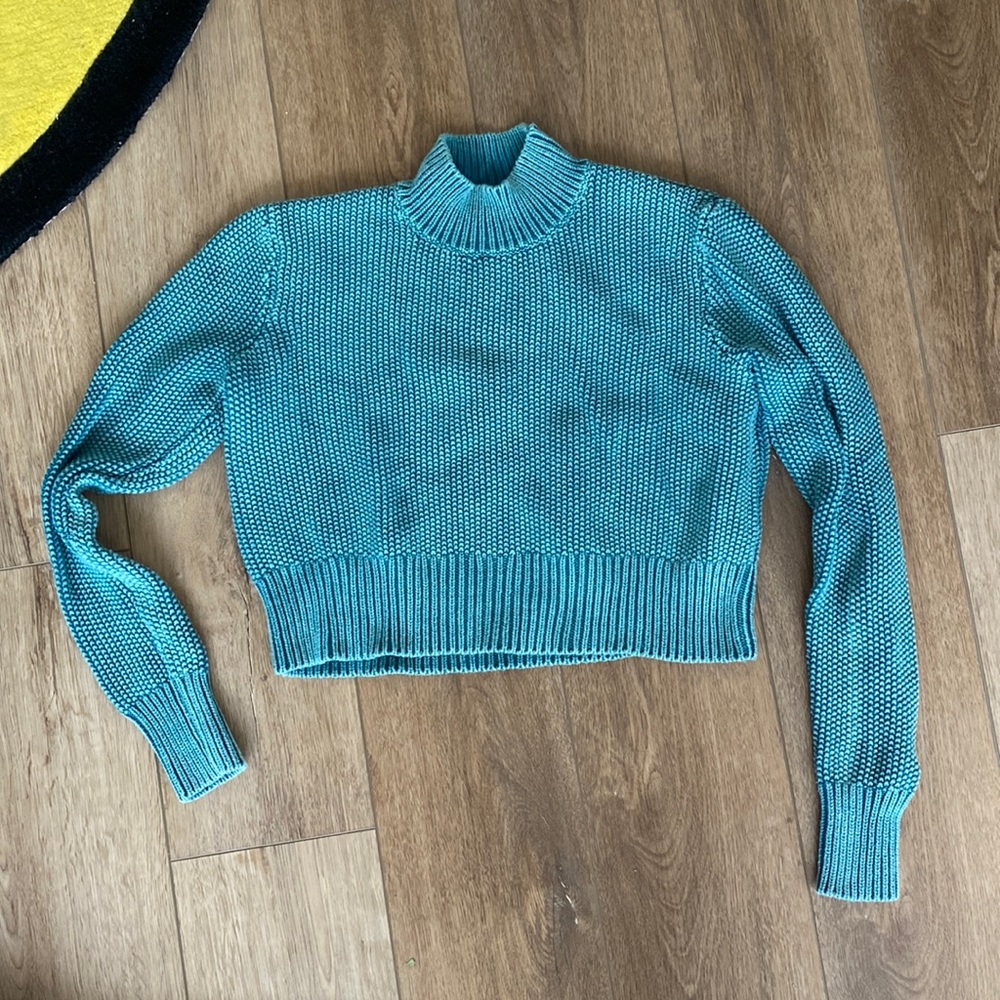 KENDALL & KYLIE 💙 Cropped Turtleneck Distressed Knit Sweater • M